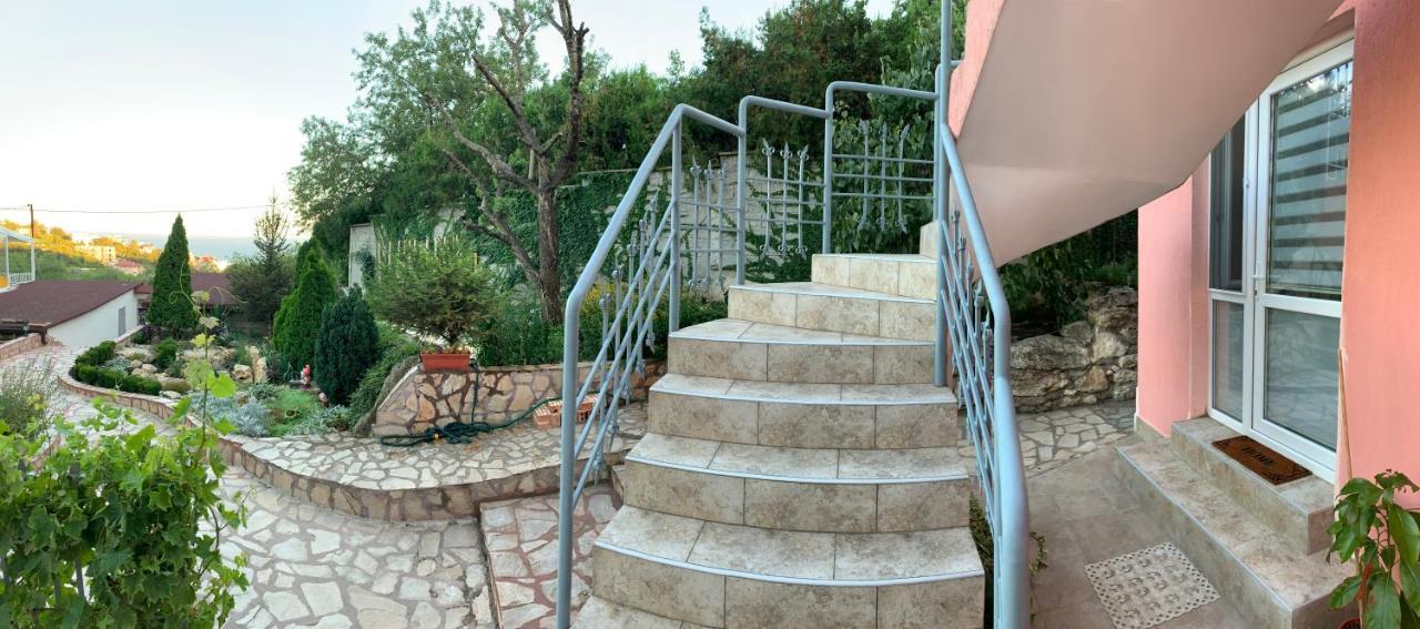 Sunray Guest House, Private Rooms & Apartment With Lovely Sea View Varna Eksteriør billede