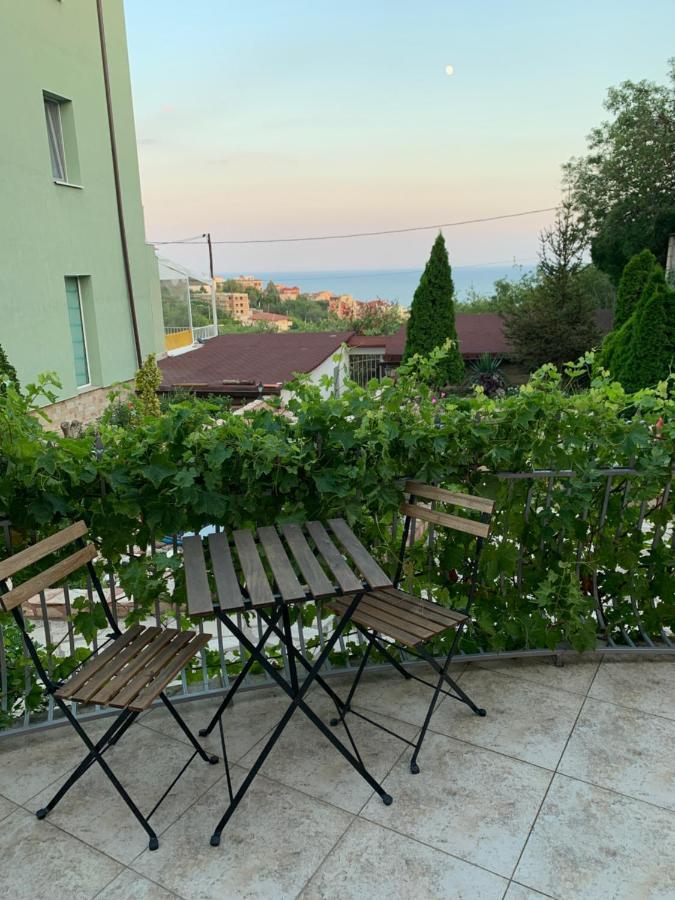 Sunray Guest House, Private Rooms & Apartment With Lovely Sea View Varna Eksteriør billede