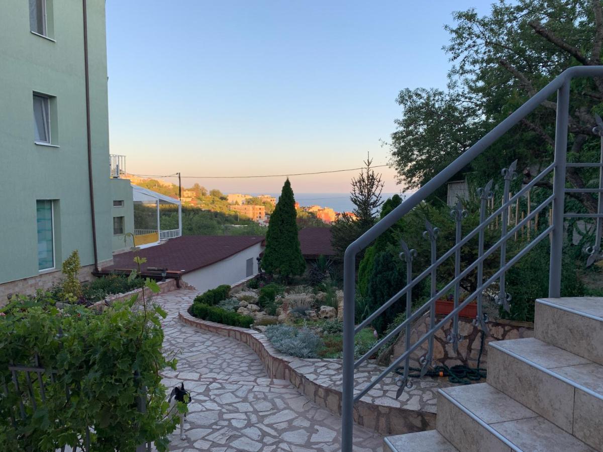 Sunray Guest House, Private Rooms & Apartment With Lovely Sea View Varna Eksteriør billede