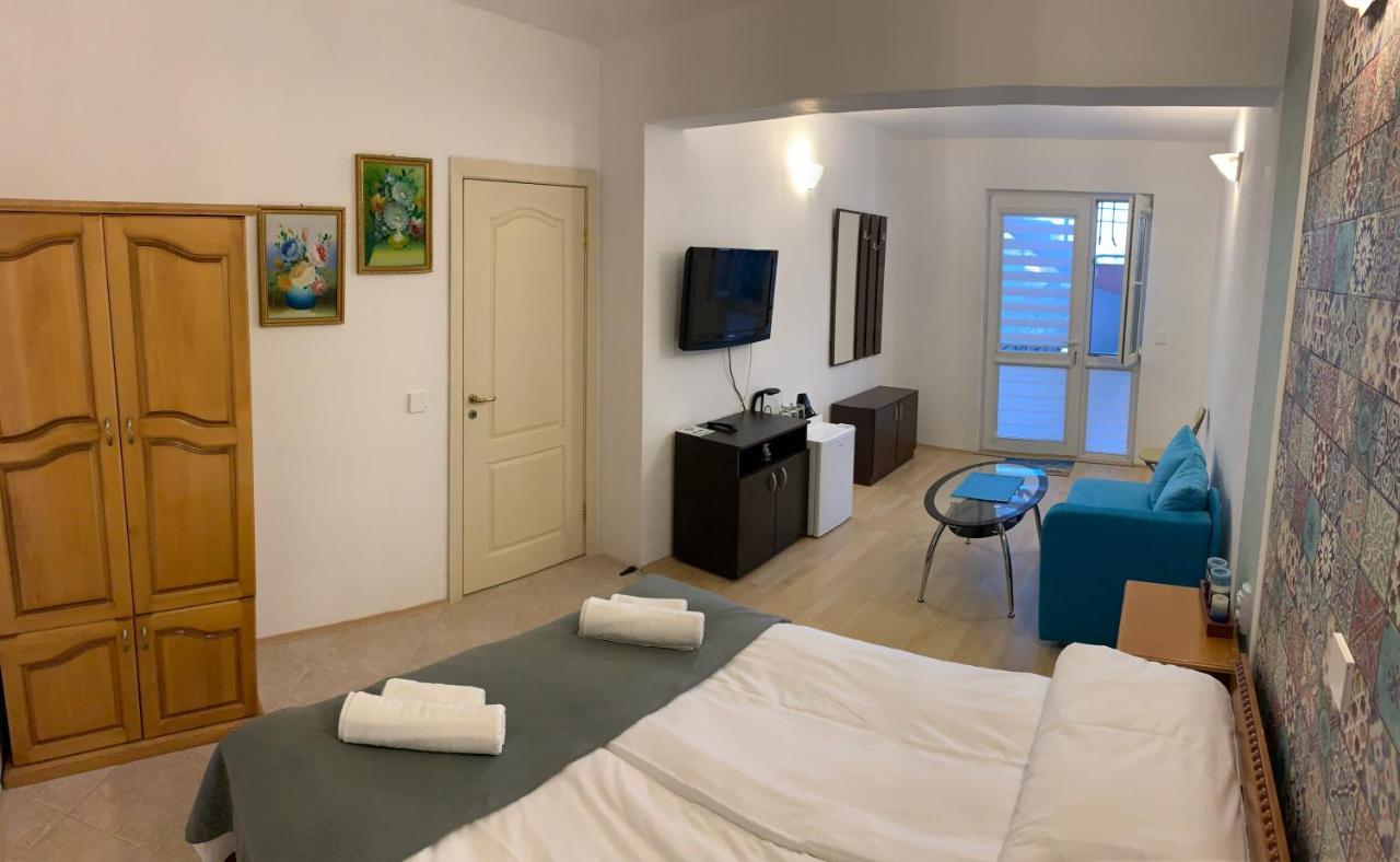 Sunray Guest House, Private Rooms & Apartment With Lovely Sea View Varna Eksteriør billede