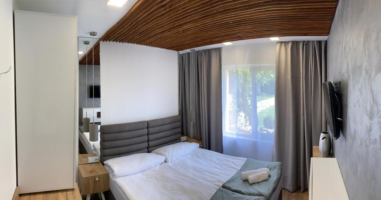 Sunray Guest House, Private Rooms & Apartment With Lovely Sea View Varna Eksteriør billede