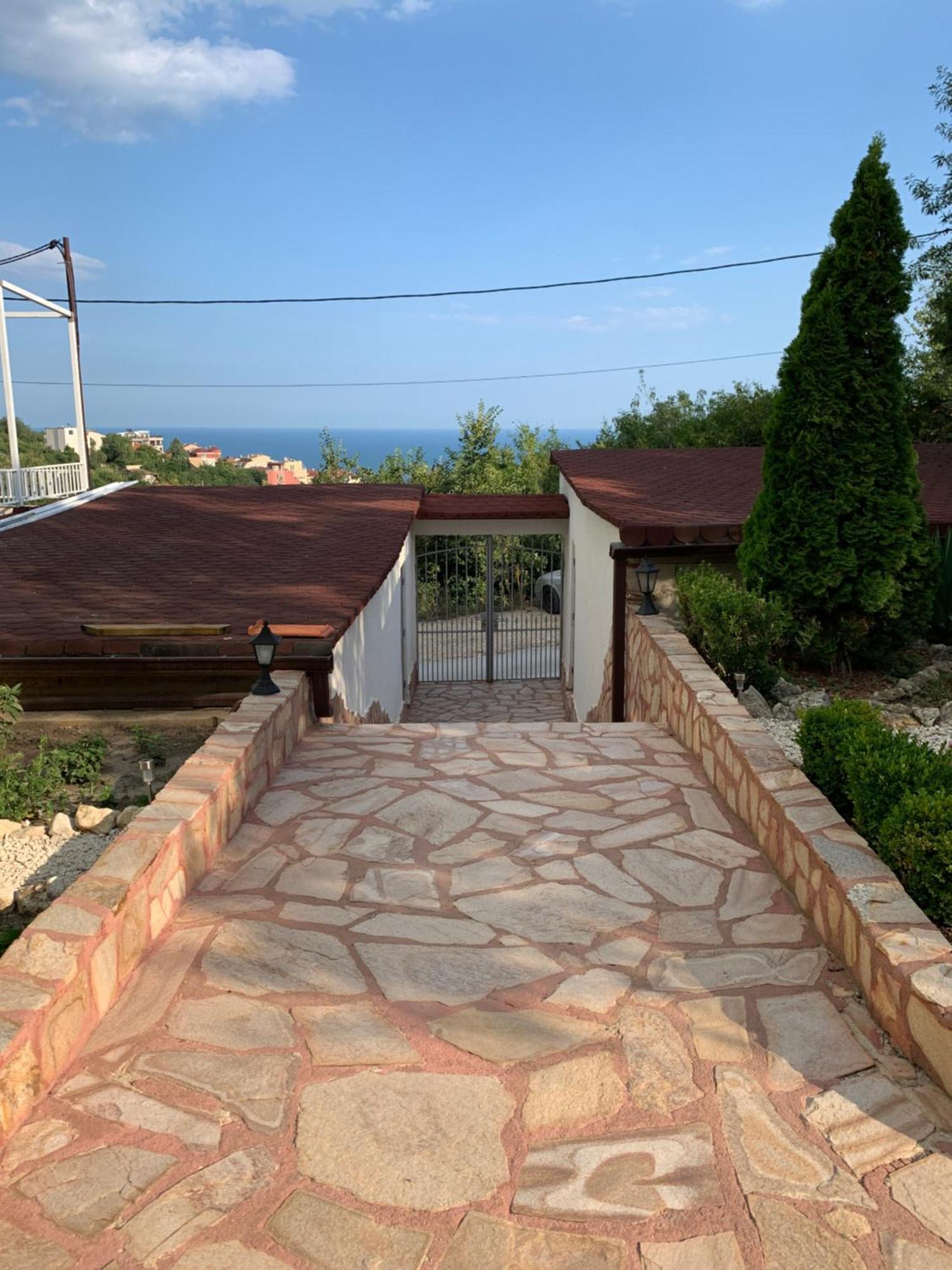 Sunray Guest House, Private Rooms & Apartment With Lovely Sea View Varna Eksteriør billede