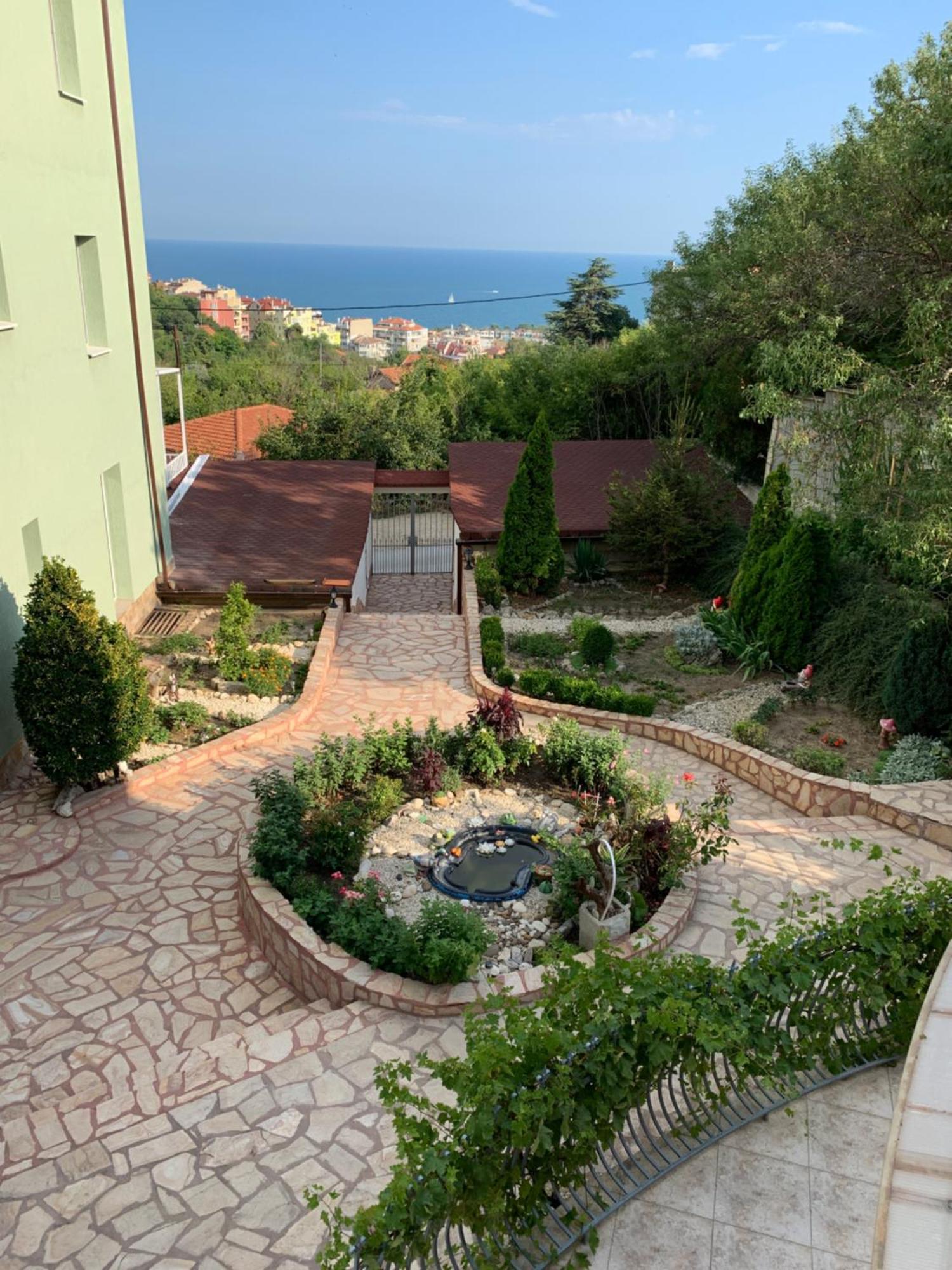Sunray Guest House, Private Rooms & Apartment With Lovely Sea View Varna Eksteriør billede