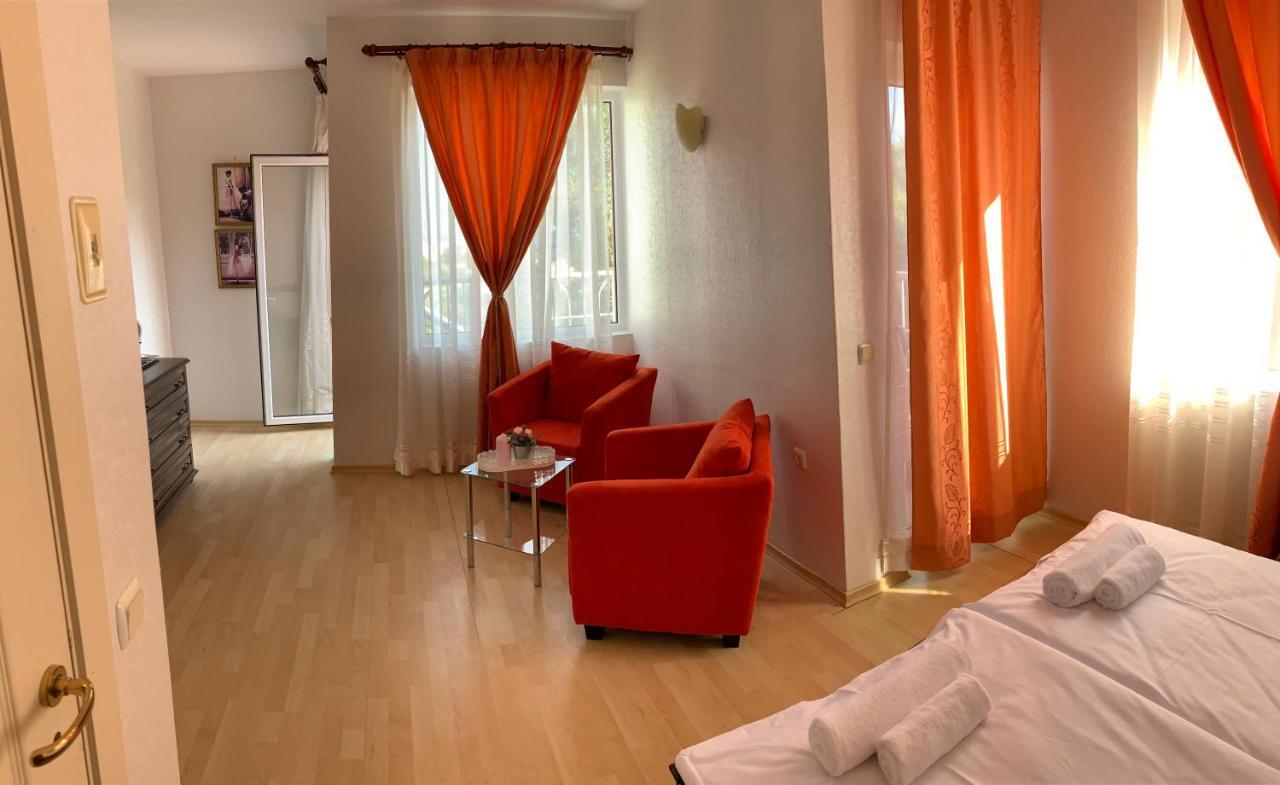 Sunray Guest House, Private Rooms & Apartment With Lovely Sea View Varna Eksteriør billede
